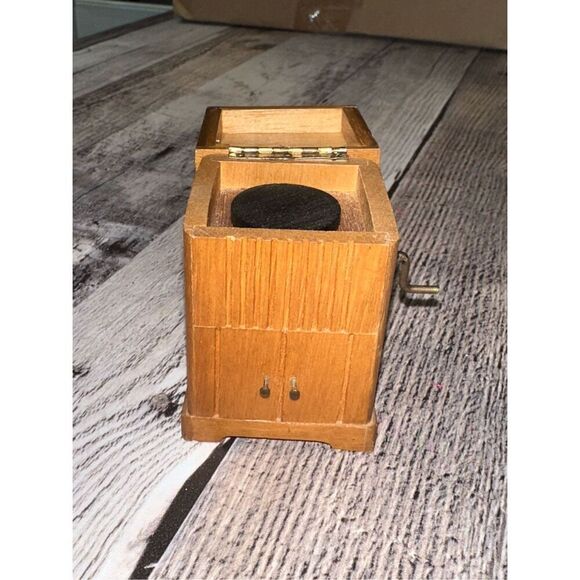Vintage Music Box Record Player Wooden Cabinet 1:12 Dollhouse Scale Works C-Top - Picture 5 of 6